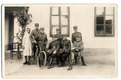 AD 1218 C. P. VECHE - GRUP DE OFITERI, BICICLETA, SOLDAT-PARE TINUTA ANII &amp;#039;20 foto