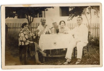 AD 1290 C. P. VECHE- DOUA FAMILII LA MASA IN GRADINA -TECHIRGHIOL 1931 foto