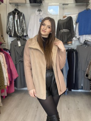 Palton bej scurt din lana foto