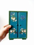 *Dulap papusi cu obiecte curatenie, jucarie veche GDR vintage 11.5x7.5x18cm