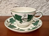 CEASCA SI FARFURIOARA DIN PORTELAN ENGLEZESC- MARCAJ WEDGWOOD ETRURIA - &quot;NAPOLEON IVY&quot;