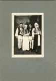 PM453N Țărani &icirc;n port popular rom&acirc;nesc, studio Mircea Iuga, Poiana Sibiului, perioada interbelică