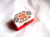 Cutie lemn cu motiv traditional rosu cu negru 31951