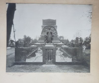 BUCURESTI , MONUMENTUL FUNERAR AL FAMILIEI GEORGE ASSAN , SCULPTOR ENRICO CASSI ( 1863 - 1913 ), FOTOGRAFIE MONOCROMA PE HARTIE MATA , CU PASPARTU DE foto