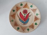 Farfurie ceramica, anii 80, lucrata manual, 19cm diametru, cu gauri pentru agatatoare