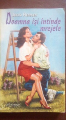 Doamna isi intinde mrejele foto