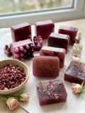 Set Cadou Artizanal: Lum&acirc;nări din Ceară Naturală și Săpunuri Handmade cu Flori