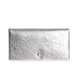 Portofel argintiu metalizat cu design elegant