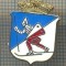 Y 483 INSIGNA -UN CAVALER MEDIEVAL PE SCHIURI -EMBLEMA -PENTRU COLECTIONARI
