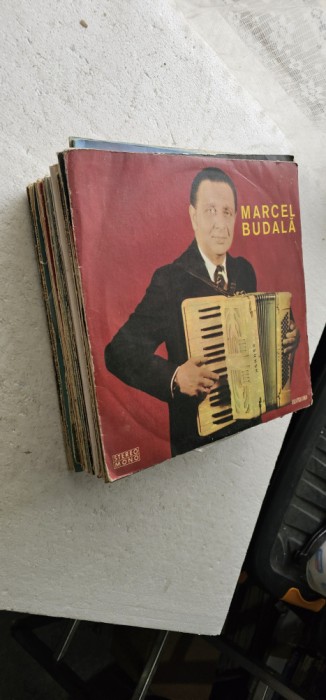 DISC VINIL POPULARA LOT 26 BUCATI , CU ZGARIETURI . SE POT ASCULTA .