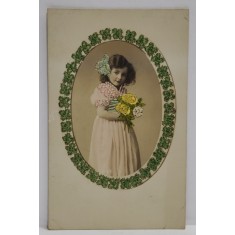 FETITA CU BUCHET DE TRANDAFIRI , CARTE POSTALA CU CUSATURI DIN FIR DE MATASE , INCEPUTUL SEC. XX