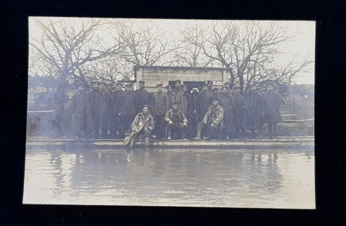 SOLDATI GERMANI CU APARATE TOPOGRAFICE , PE MARGINEA UNEI APE , FOTOGRAFIE DE GRUP , TIP CARTE POSTALA , MONOCROMA, NECIRCULATA , PERIOADA PRIMULUI RA