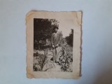 Fotografie cca 3/6 cm cu bărbat &icirc;n grădină &icirc;n 1945