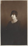 P2995N Portret de femeie cu pălărie și mărgele, perioada interbelică
