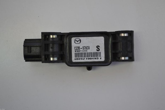 Senzor de impact dreapta față MAZDA 5 CR19 2006 OEM: C235-57KC0W002T11771 2358598