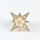 Brosa martisor stea aurie cu perle albe