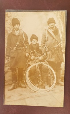Fotografie veche.Bucurestiul interbelic,instalatori de linii telefonice. foto