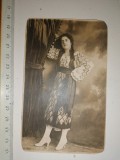 Cumpara ieftin FOTOGRAFIE VECHE ANII 1900 - COSTUM POPULAR FOTO MODERN ZISSU TARGOVISTE