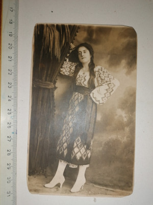 FOTOGRAFIE VECHE ANII 1900 - COSTUM POPULAR FOTO MODERN ZISSU TARGOVISTE foto