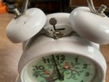 ceas de masă vintage marca Aradora, fabricat &icirc;n Rom&acirc;nia