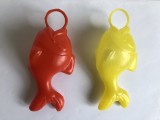 2 JUCARII IN FORMA DE PESTE PENTRU BEBELUSI ERA COMUNISTA