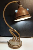NI223 Veioză de epocă &icirc;n stil Art Nouveau din alamă, de birou, cu picior, cca anii 1900-1910