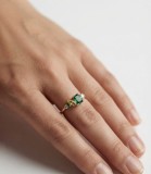 Cumpara ieftin Inel din Argint 925 Placat cu Aur Emerald Cluster , Design asimetric E i reflexii pretioase