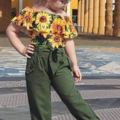 Costumas cu pantaloni verzi - Floarea soarelui (Marime Disponibila: 9-12 luni