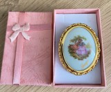 Brosa - portelan fran?uzesc - Limoges - poleit aur 24K - Fragonard - 1950