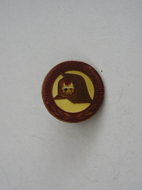 QW9 J 76 - Insigna - tematica pionieri - Prieten al pompierilor fruntas - 2 cm