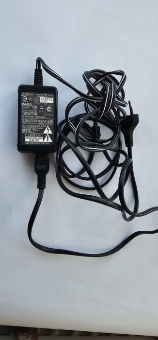 ALIMENTATOR, INCARCATOR SONY AC-L200 LA 8,4 V - 1,7 A
