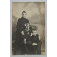 TREI FRATI (RUSIA ) , IN STUDIO , FOTOGRAFIE TIP CARTE POSTALA , INTERBELICA