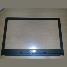 Rama LCD Asus X501U (putin topit plasticul in partea de mijloc jos)