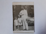 Fotografie cca 6/9 cm cu tată cu 2 copii &icirc;n Ostrov (județul Constanța) &icirc;n 1938