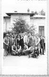 Bnk foto Ploiesti - elevi in fata Scolii nr 9 str Rares Voda - 1973, Alb-Negru, Romania de la 1950, Cladiri