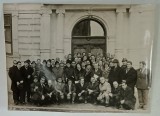 FOTOGRAFIE LA REVEDEREA UNEI PROMOTII DE ABSOLVENTI, ACADEMIA DE STUDII ECONOMICE (?) , FOTOGRAFIE , DATATA 1973