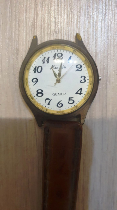 Ceas de mana Mingdu Quartz, folosit, nefunctional, doar o parte din curea piele