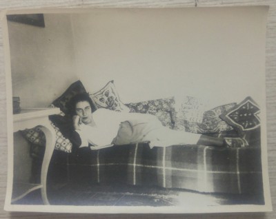 Domnisoara pe canapea, interior burghez// fotografie romaneasca interbelica foto