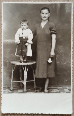 Mama si copil in port// foto tip CP foto