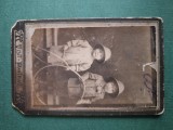Fotografie Visit Portrait, Copii cu cercuri din lemn ,dimensiuni 11cm x 6 cm .
