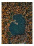 Tablou Canvas, "Mysteriul lacului &icirc;n pădurea de toamnă", Lac, Pădure, Toamnă, Frunze, Reflecție, Barcă, Natură, Peisaj, Aerian, Culoare, 26 x 39 cm, C