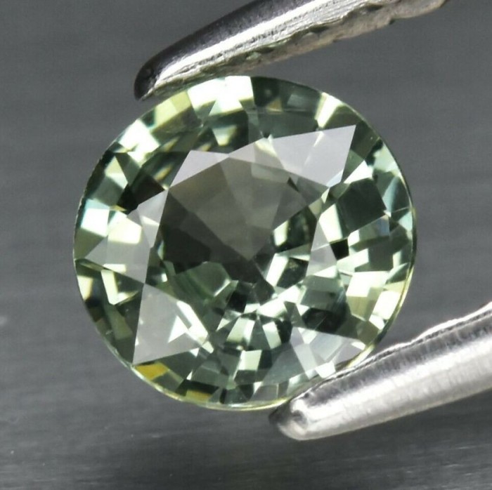 ~ ~ SAFIR NATURAL ROTUND,VERDE SUPERB - 0,50 ct. Certificat de Autenticitate ! !