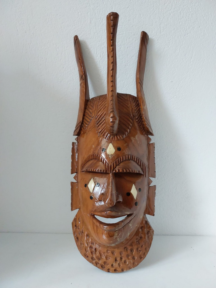 Masca africana sculptata in lemn cu intarsie de os, veche, vintage, 44x16cm  | Okazii.ro