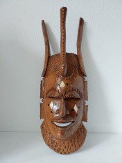 ** Masca africana sculptata in lemn cu intarsie de os, veche, vintage, 44x16cm foto
