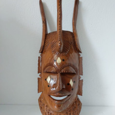 ** Masca africana sculptata in lemn cu intarsie de os, veche, vintage, 44x16cm