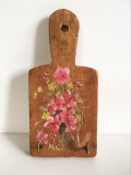 Cumpara ieftin Pictura flori pe tocator de lemn miniatura 15x7 cm, cu agatatori, unicat, semnat