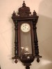Ceas perete antic ,pendula Junghans cutie din lemn sculptata cu st&acirc;lpișori specifici stilului