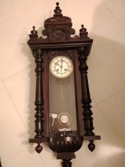 Ceas perete antic ,pendula Junghans cutie din lemn sculptata cu st&acirc;lpișori specifici stilului