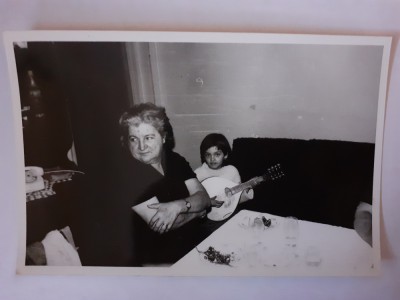 Fotografie dimensiune CP cu femeie și fată cu chitara &amp;icirc;n m&amp;acirc;nă foto