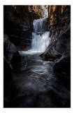 Tablou Canvas, "Cascada din inima pădurii &icirc;ntunecate", Cascadă, Apă, St&acirc;nci, Pădure, Natură, Torent, Claritate, Umbre, Răcoare, Frumusețe, 26 x 39 cm,
